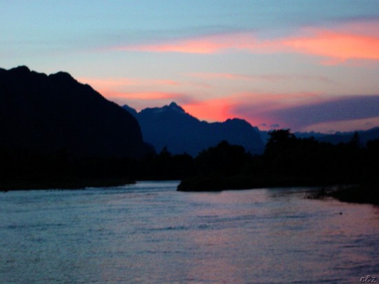 2484- evening athmo of -else fairly touristy- vang vieng