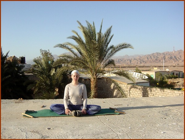 1114 - Yoga over the roofs of dahab.JPG