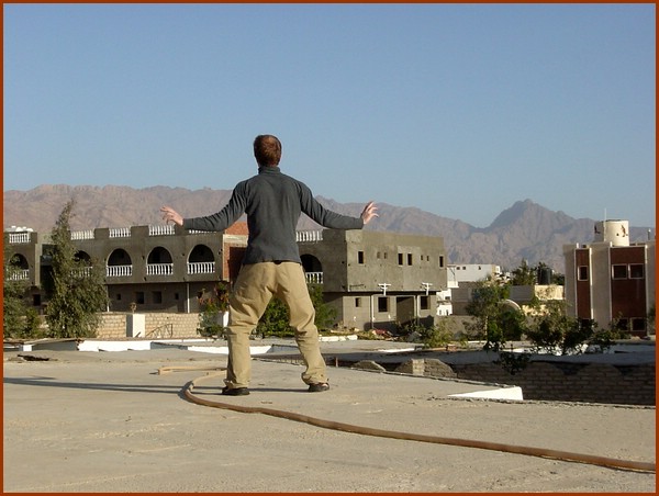 1115 - Tai Qi over the roofs of dahab.JPG
